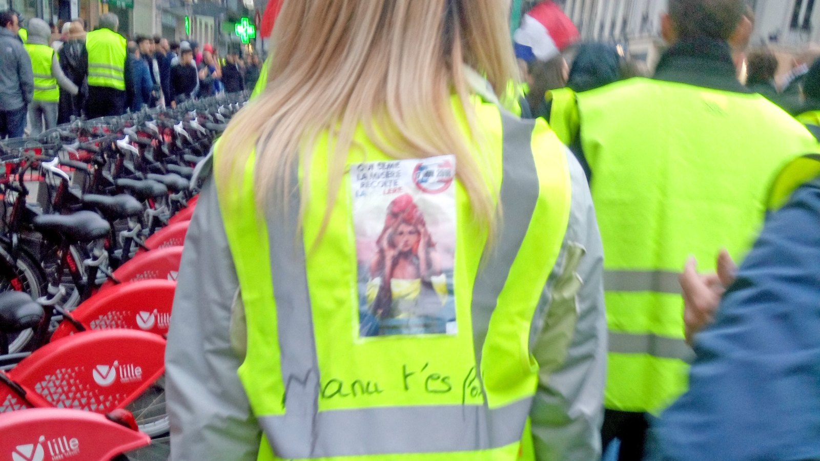 De gule vestene og andre protesterer i mot avgiftsøkninger. Den som sår elendighet, vil høste vrede! Vi lar oss ikke melke mer! Foto fra Wikipedia. Bildet er fra byen Lille i 2018.