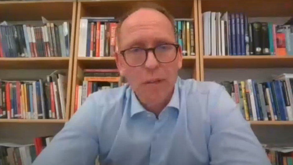 Professor Øystein Tunsjø fra Forsvarets Høyskole snakker om EU og forsvar- og sikkerhetspolitikk på et seminar 24. september 2025.