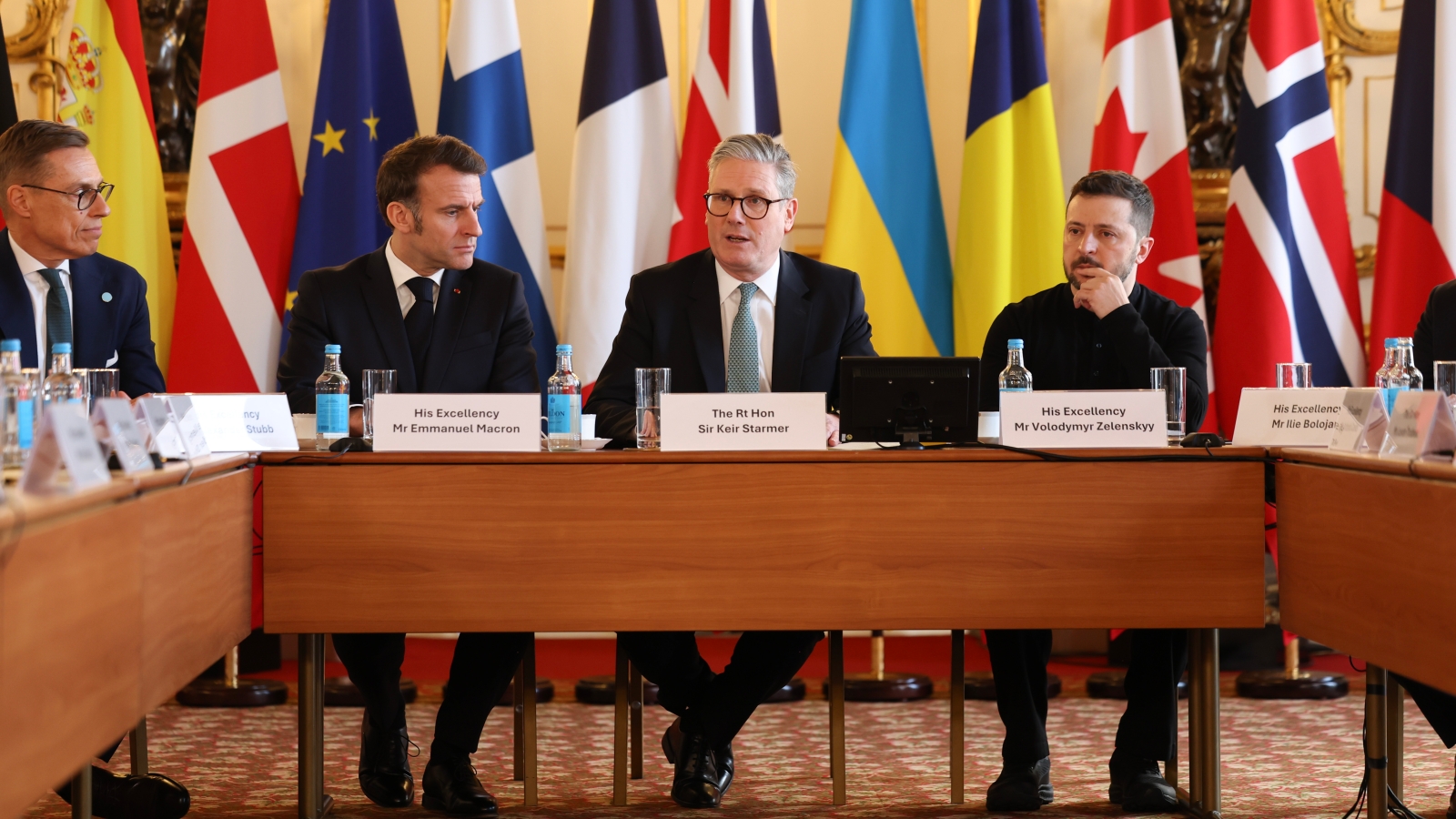 Storbritannias statsminister Keir Starmer sitter sammen med Frankrikes president Emmanuel Macron og Ukrainas president Volodymyr Zelenskyj under et toppmøte for europeiske ledere i Lancaster House i London i mars 2025. 