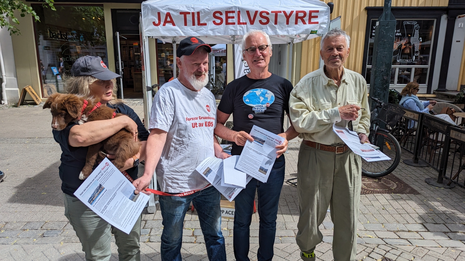 Sør-Trøndelag Nei til EU på stand i Trondheim. Fra venstre: Tone Berg, Jostein Berg, Arne Byrkjeflot og Steinar Nygaard. (Foto: Sindre Humberset)