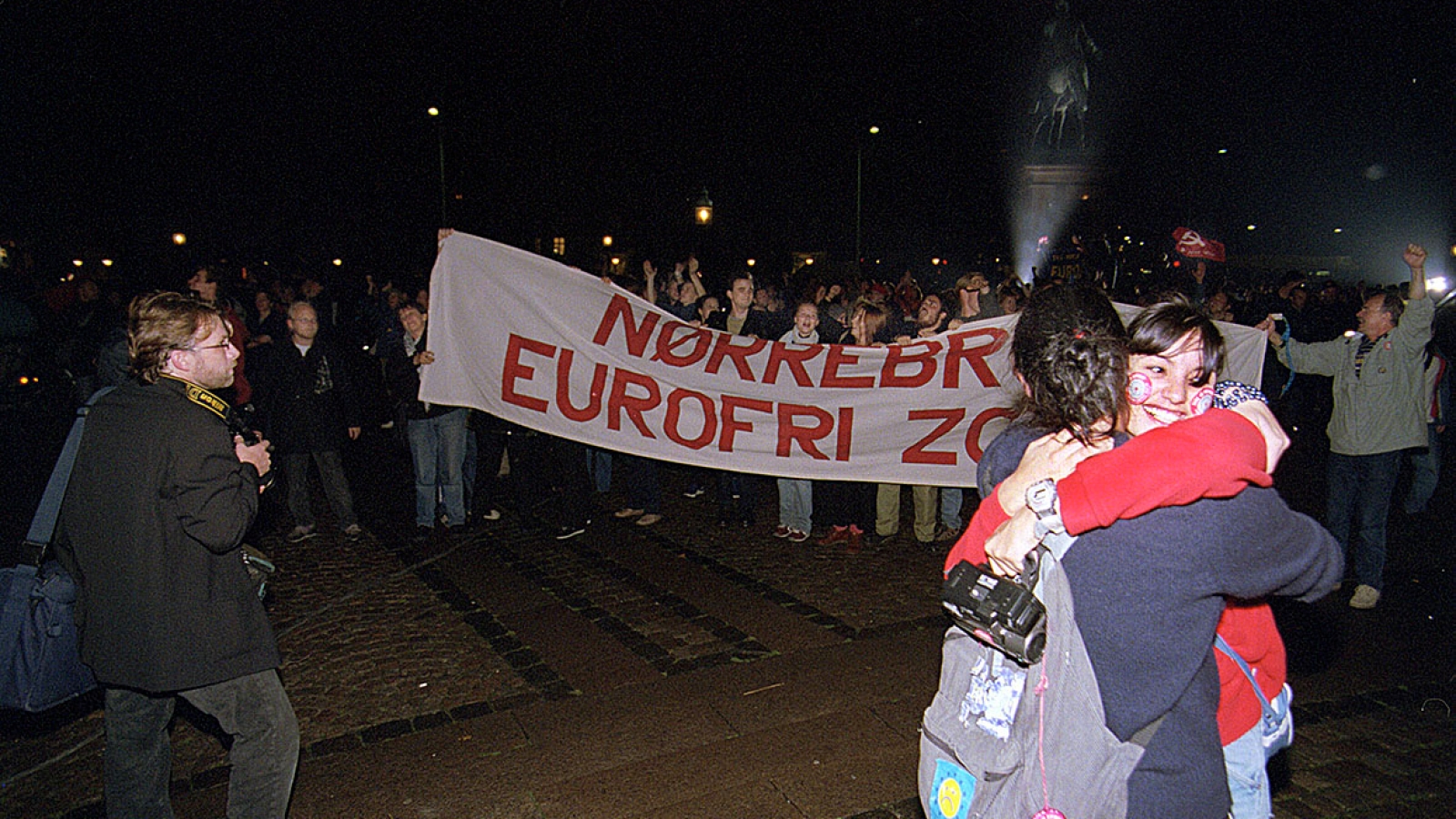 Da opptellingen 28. september 2000 viste flertall mot dansk tilslutning til euroen samlet ungdommer seg og feiret utenfor Folketinget.  