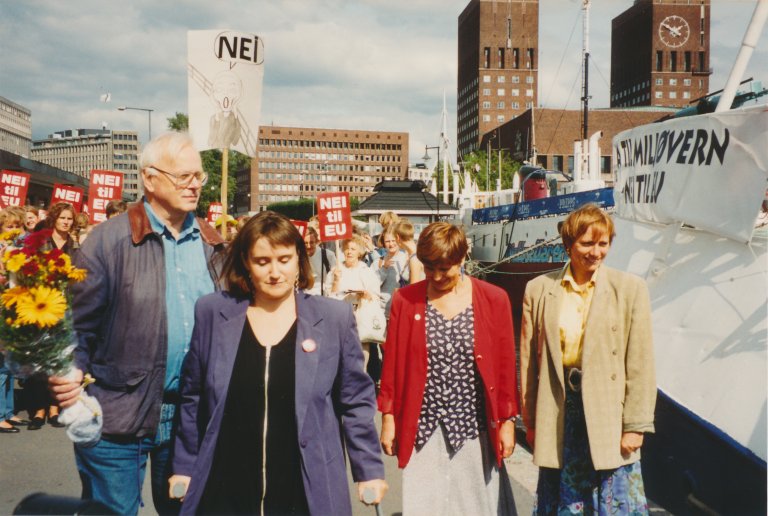 1994-08-19 Tokt mot EU Fra venstre Kristen Nygard Guro Fjellanger ordfører og varaordfører Foto Ida Holter