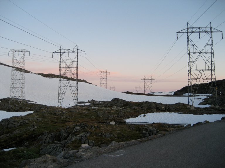 Kraftlinjer i fjellandskap.