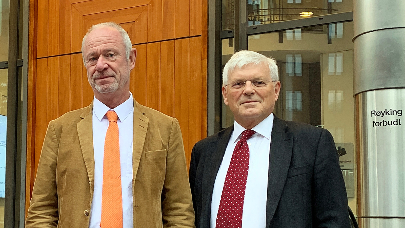 Nei til EUs advokater Bent Endresen og Kjell Brygfjeld utenfor Oslo tingrett. 