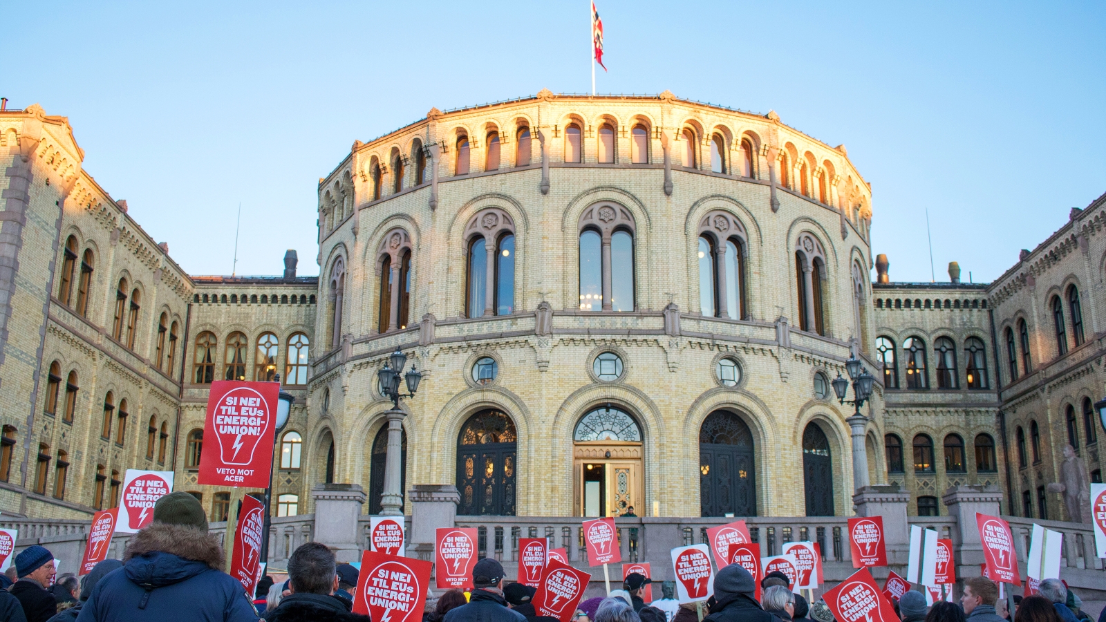 Foran Stortinget: Mange deltok i demonstrasjonen for veto mot tredje energipakke 19. mars 2018.