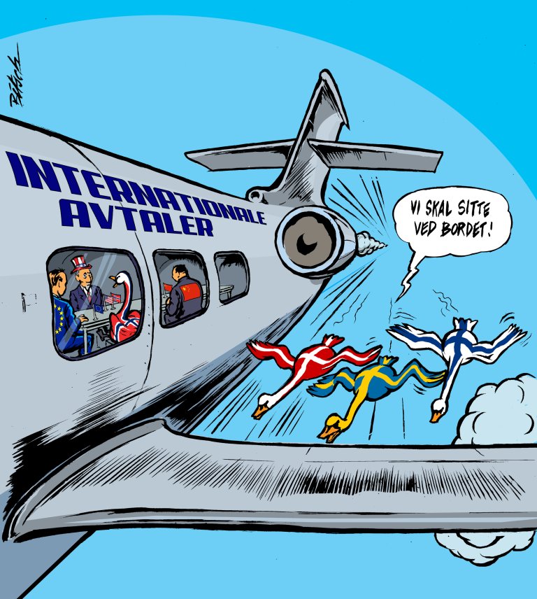 Tegning av danske, svenske og finske svaner som flyger ved siden av et fly med navn Internasjonale avtaler. Norge sitter ved bordet inne i flyet sammen med EU og andre land.