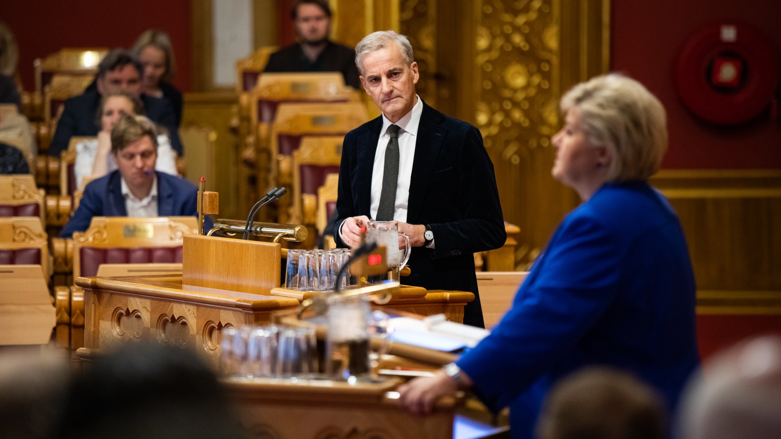 Jonas Gahr Støre (A) og Erna Solberg (H) på Stortinget. 
