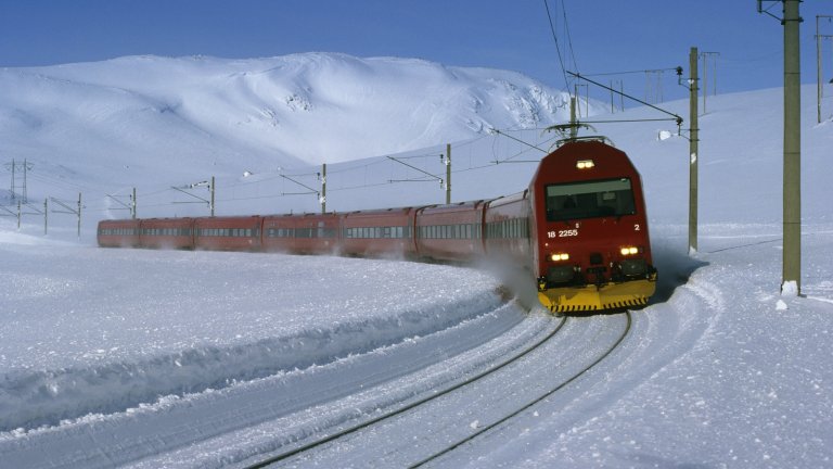 Bildet viser et tog på Bergensbanen i snølandskap.