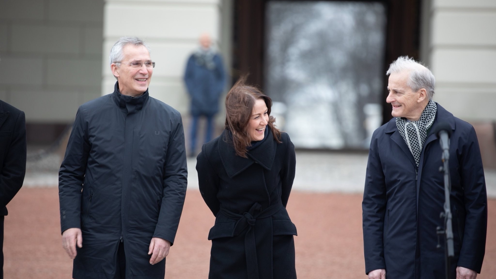 Støre-regjeringen på Slottsplassen. Finansminister Jens Stoltenberg, arbeids- og inkluderingsminister Tonje Brenna og statsminister Jonas Gahr Støre. 
 

