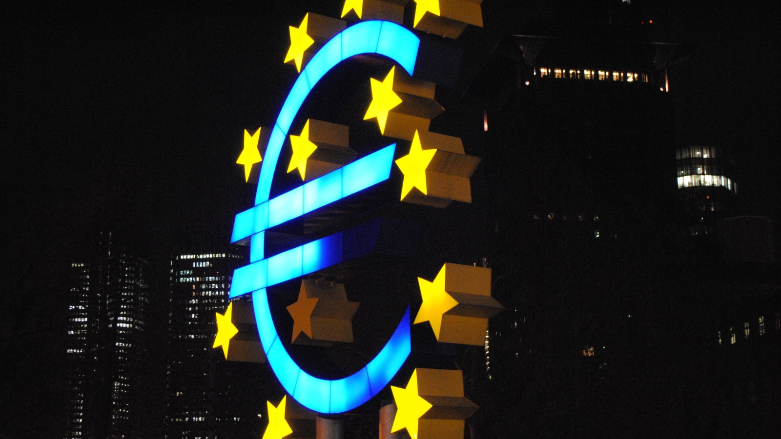 Eurosymbolet lyser over sentralbanken i Frankfurt.