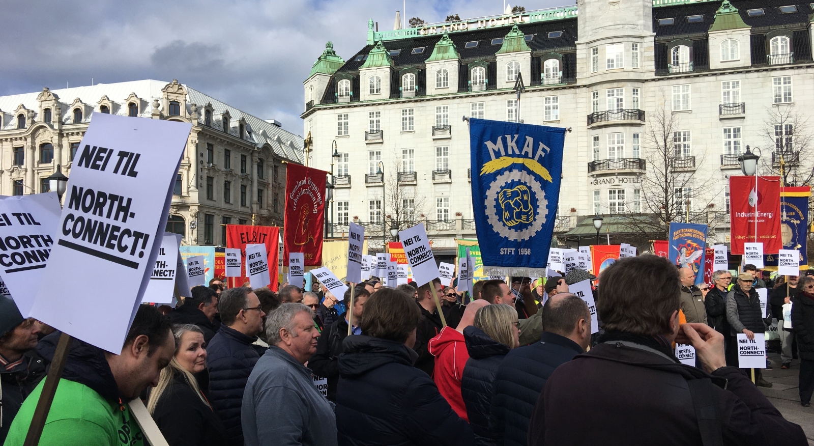 50 fagforeningsfaner og hundrevis av tillitsvalgte med klar beskjed foran Stortinget 9. mars: Ingen konsesjon til Skottlandskabelen!
