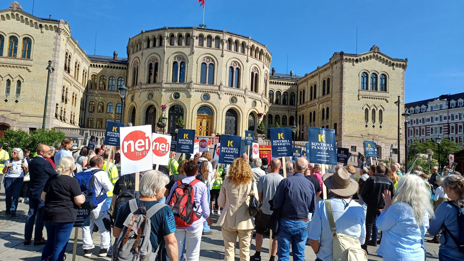 Nei til EU markerer motstand mot innføring av tre direktivene fra EUs fjerde energipakke foran Stortinget 12. juni 2025.