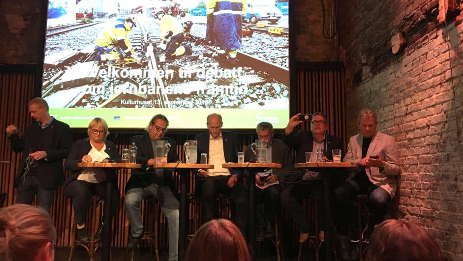 Fra venstre: Debattleder: Kristian Brustad, kommunikasjonssjef i LO Stat; Forbundsleder Jane Sæthre, NJF; Forbundsleder Rolf Ringdal, NLF; Statssekretær Anders Werp, Høyre; Stortingsrepresentant Nils Aage Jegstad, Høyre; Stortingsrepresentant Sverre Myrli, Ap; Stortingsrepresentant Arne Nævra, SV.