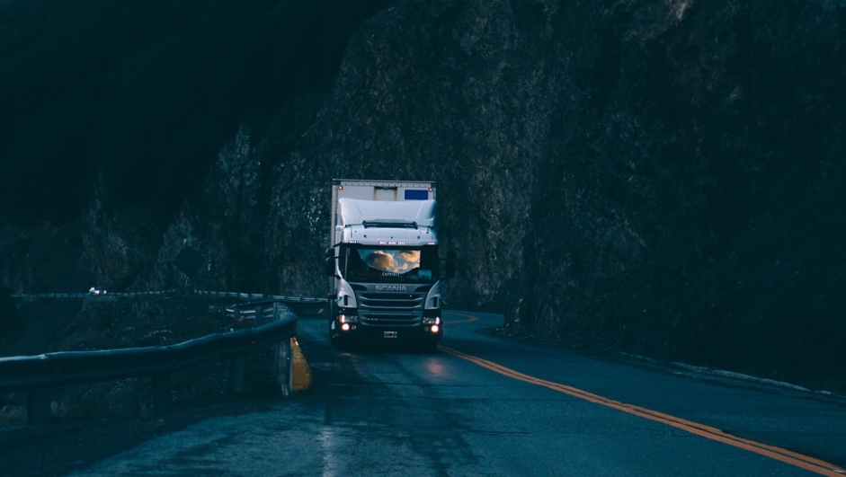 Det foregår mye farlig transport på smale, norske veier. En økende del er lovlig og ulovlig kabotasje.