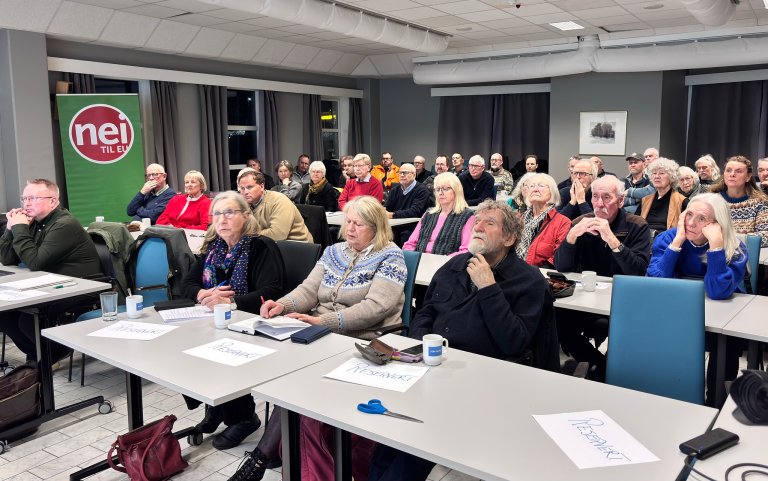 Bildet viser et fullsatt møterom med rundt femti personer. 