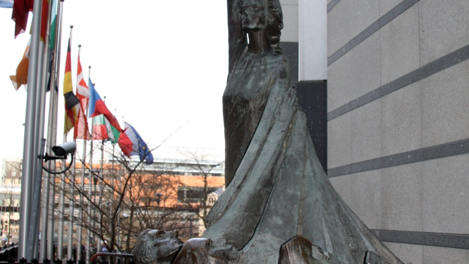 Foran EU-parlamentets bygning i Brussel står en statue kalt Europa.