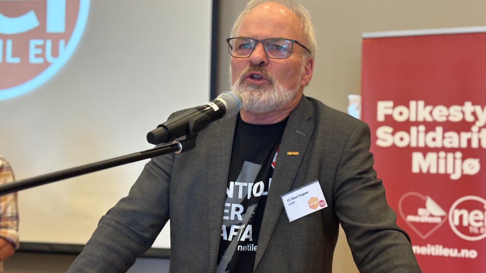 Einar Frogner på talerstolen på Nei til EUs rådsmøte 26.–27. april 2025. 