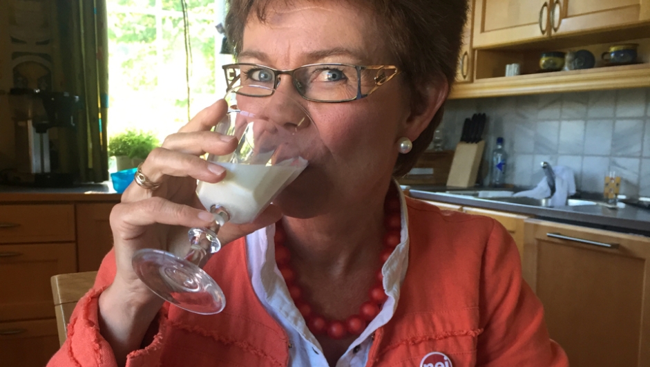 Nei til EU-leder Kathrine Kleveland drikker et glass melk og gratulerer Verdens matvareprogram med fredsprisen. 