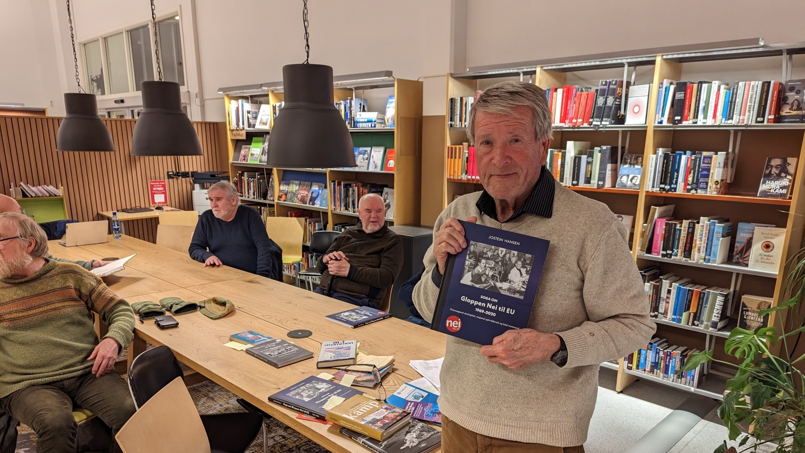 Jostein Hansen presenterte den nye boka om Gloppen Nei til EU på biblioteket på Sandane 16. mars 2023. 