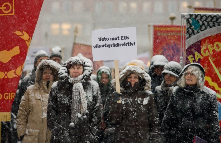 Bildet viser vinterkledde demonstranter med handplakat som sier "Veto mot EUs vikarbyrådirektiv!"