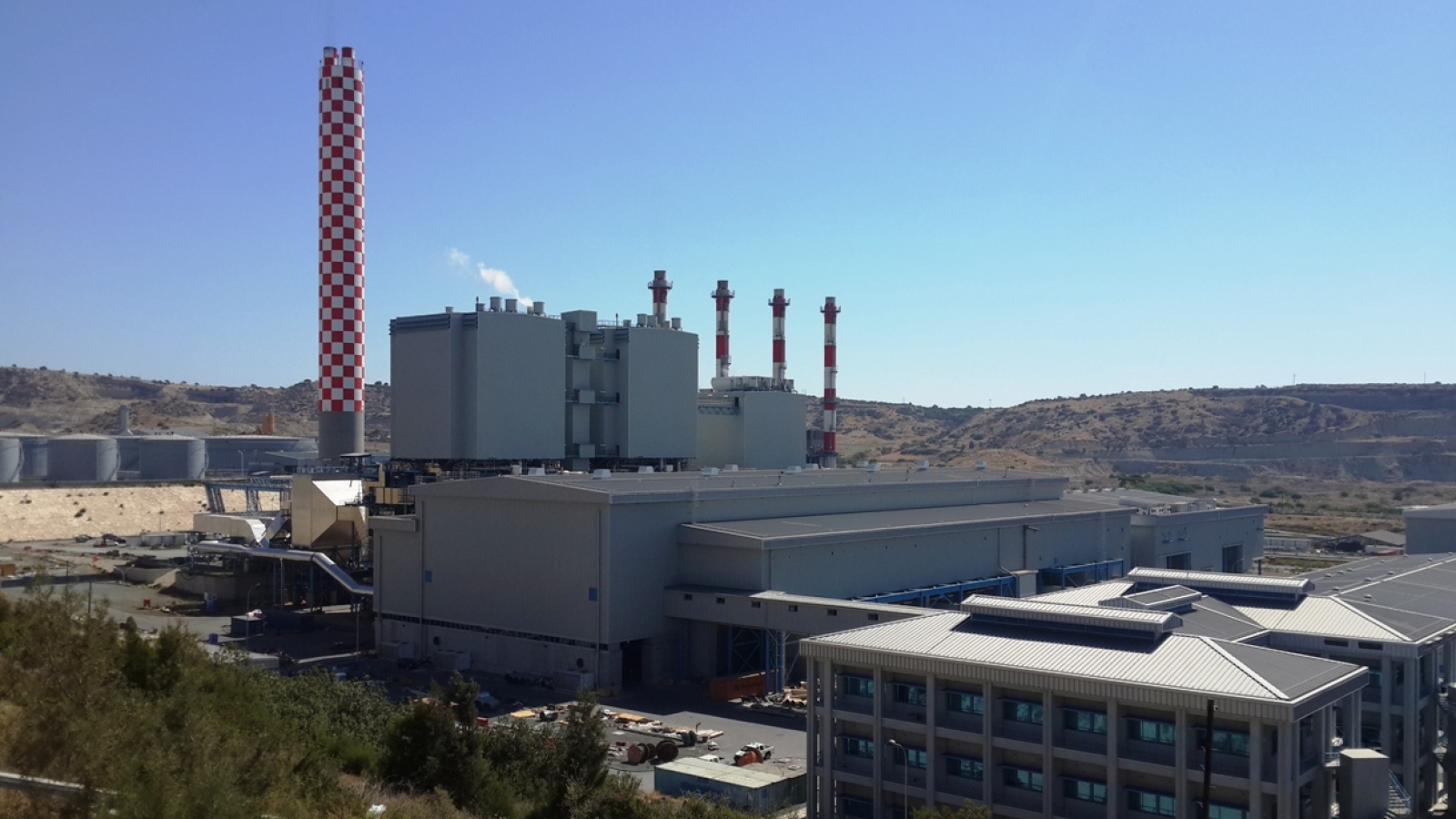 Det rehabiliterte Vasilikos kraftverk (2013). Kraftverket produserer to tredjedeler av republikkens strømforsyning ved hjelp av diesel og tungolje. Det ble satt ut av drift som følge av eksplosjonen på den nærliggende marinebasen ved Mari i 2011. Eksplosjonen krevde 13 menneskeliv og skapte en stor energikrise.
Kraftlinjene mellom Nord-Kypros og Republikken Kypros ble gjenåpnet for å avhjelpe situasjonen, noe som i en kortere periode bidro til et visst tøvær i det ellers fastfrosne forholdet mellom det gresktalende sør og det tyrkiskspråklige nord. 
