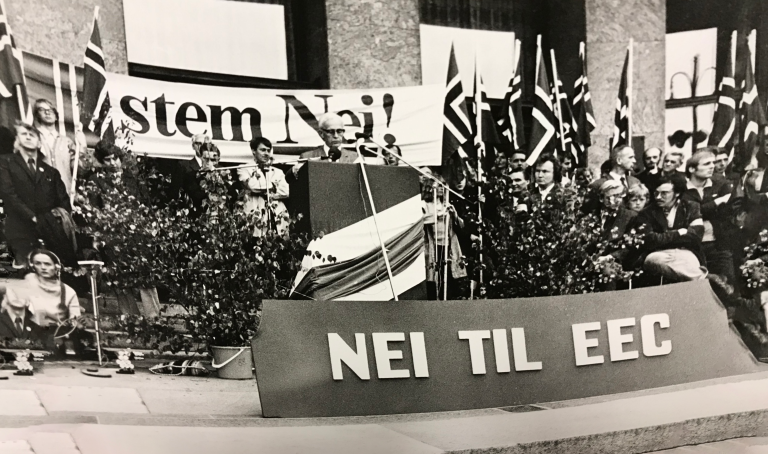 Bildet viser et utendørsarrangement med "Nei til EEC" og "Stem Nei!"-banner. 