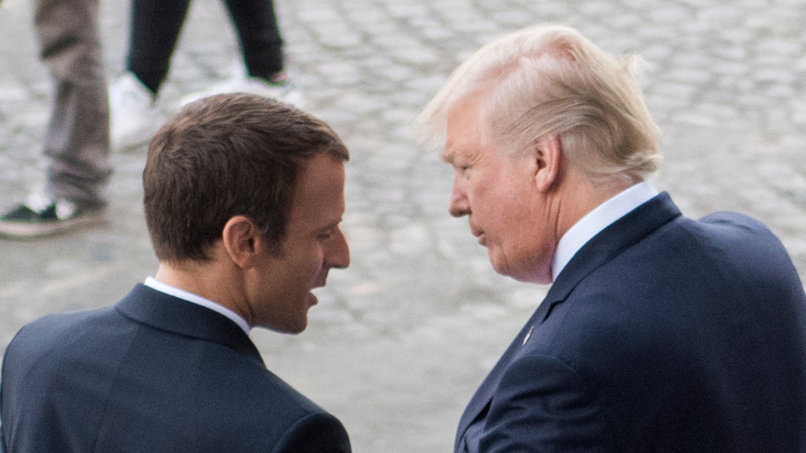 Macron og Trump på Bastille-dagen i Paris 2017. Foto fra wikimedia commons, public domain. CC BY DoD