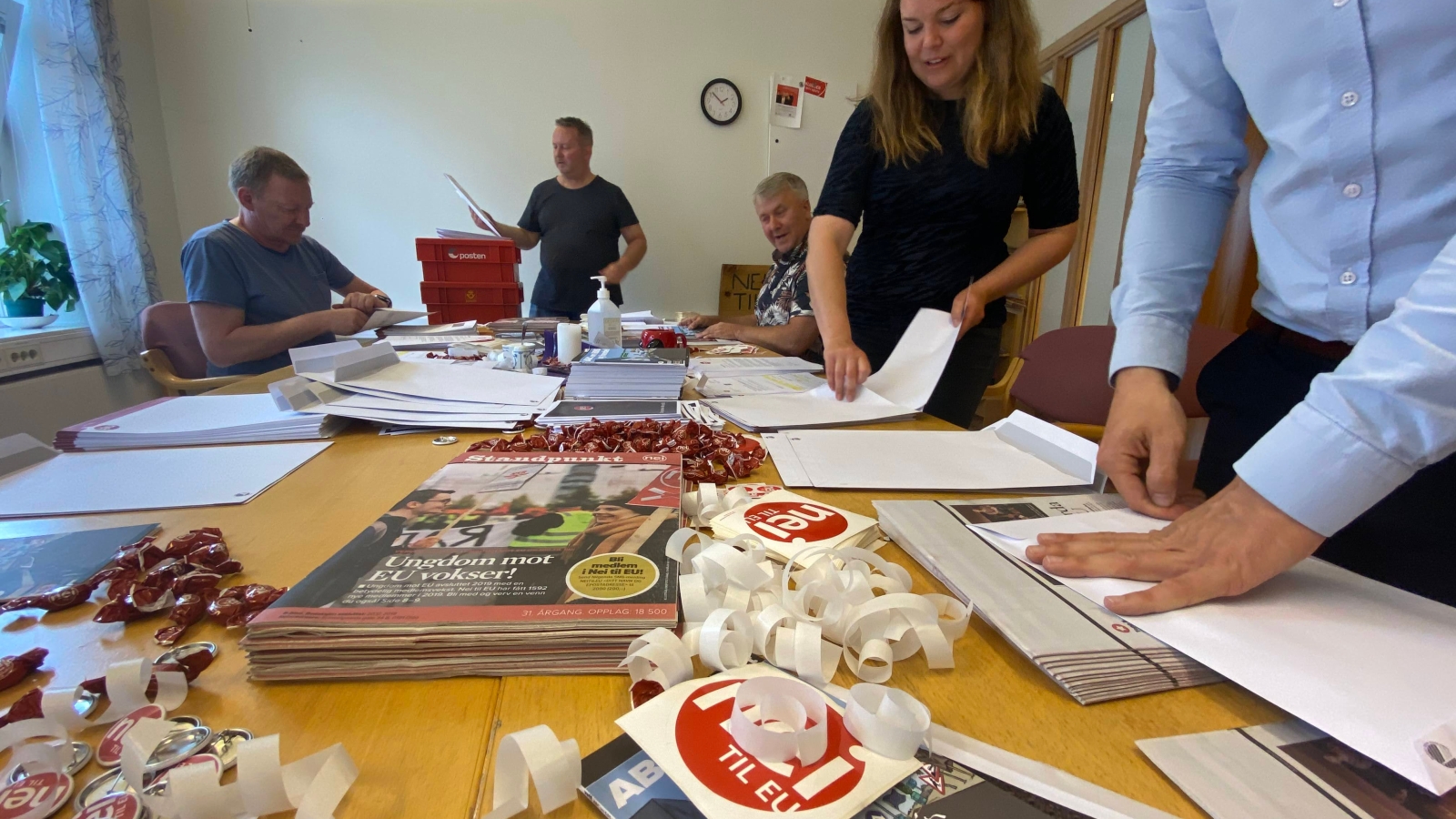 De ansatte i Nei til EU pakker velkomstpakker til nye medlemmer. 