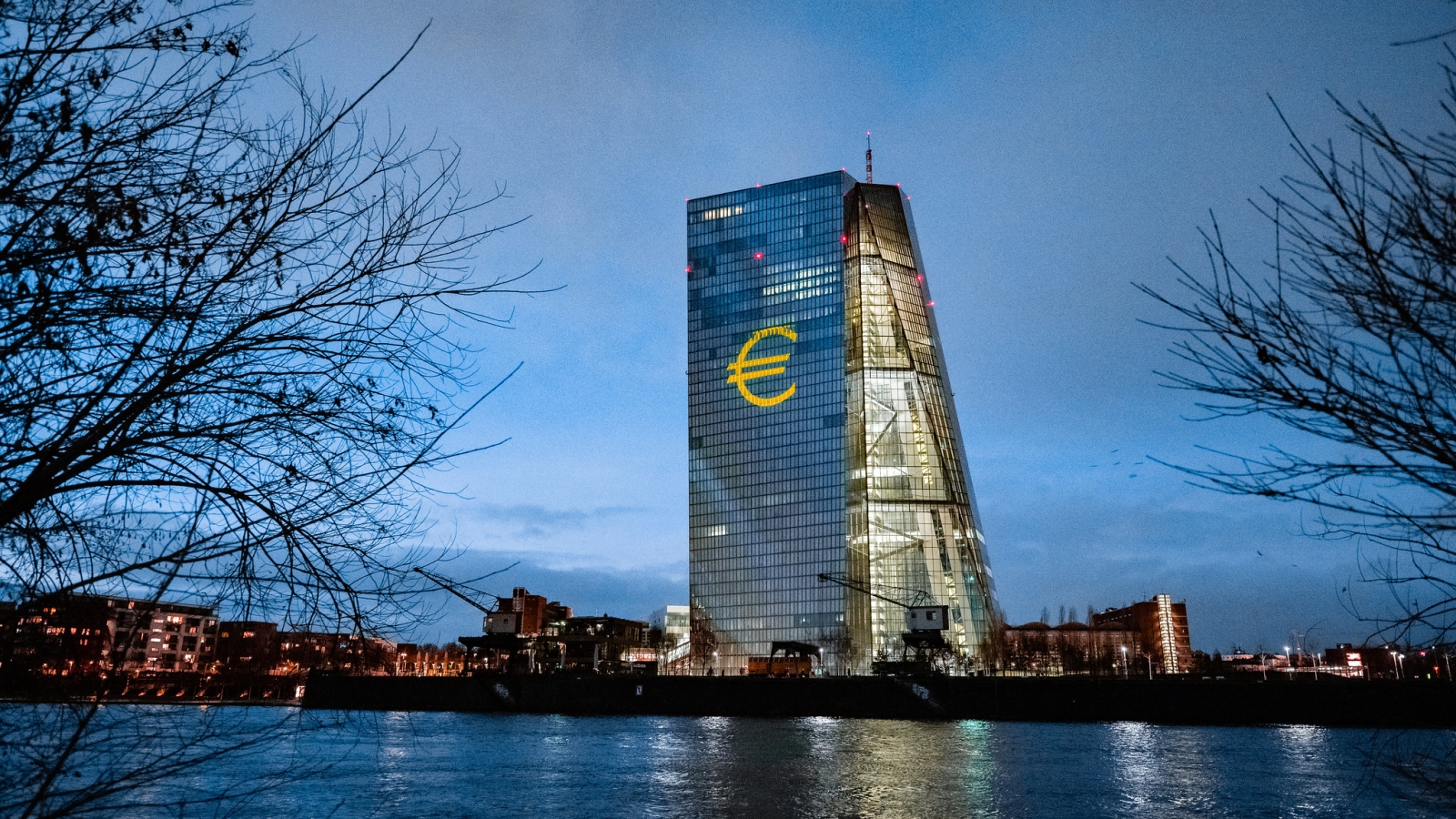 Den europeiske sentralbankens hovedkvarter i Frankfurt i Tyskland markerte i januar 2022 at det er 20 år 
siden euroens mynter og sedler ble innført. (Foto: Den europeiske sentralbanken.)