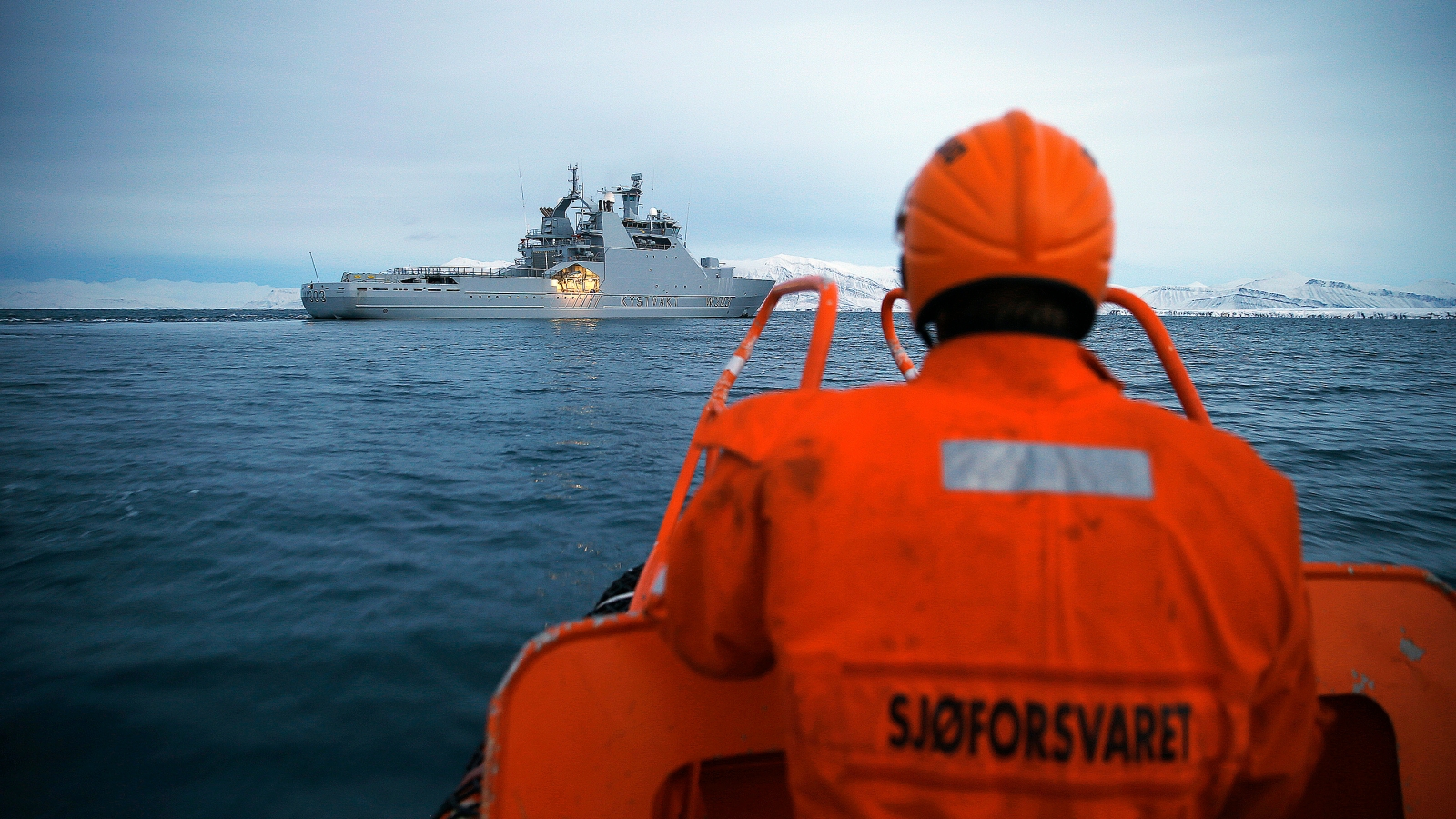 KV Svalbard inspiserer fiskefartøy. 