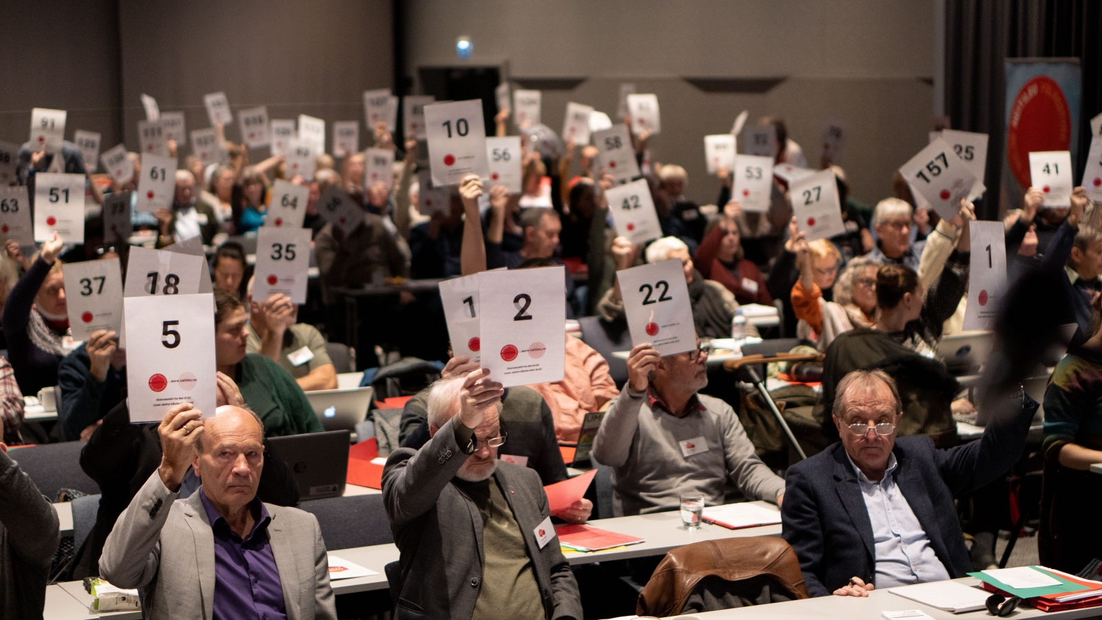 Votering under Nei til EUs landsmøte 2022. På første rekke Olaf Gjedrem, Einar Frogner og Roy Pedersen. 