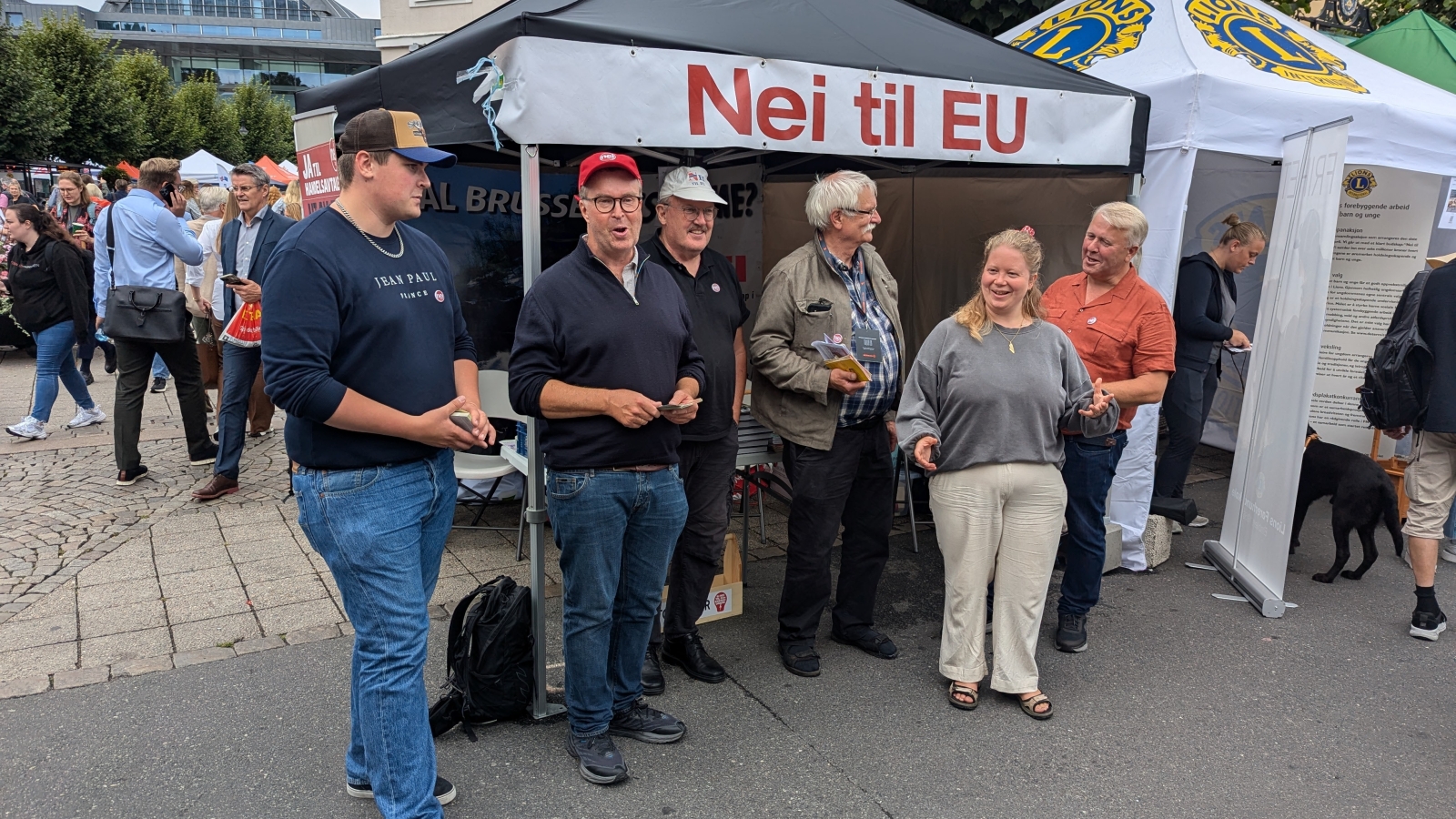 Nei til EUs stand under Arendalsuka. Fra venstre: Baard Sylfest Furholt, Tom Kjetil Murberg, Tor Tveide, Ole Langeland, Helga Hustveit og Karl-Sverre Holdal.