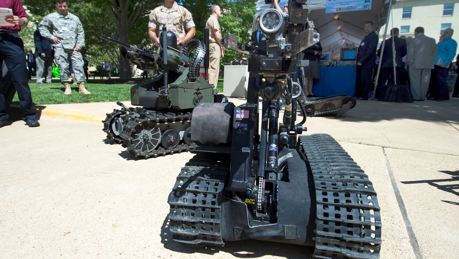 Marine Gunnery Sgt. Joseph Perara of the Marine Warfighting Laboratory guides a robot during the Department of Defense Lab Day at the Pentagon in Arlington, Va., May 14, 2015. (Department of Defense photo by EJ Hersom) Selvgående militært kjøretøy.