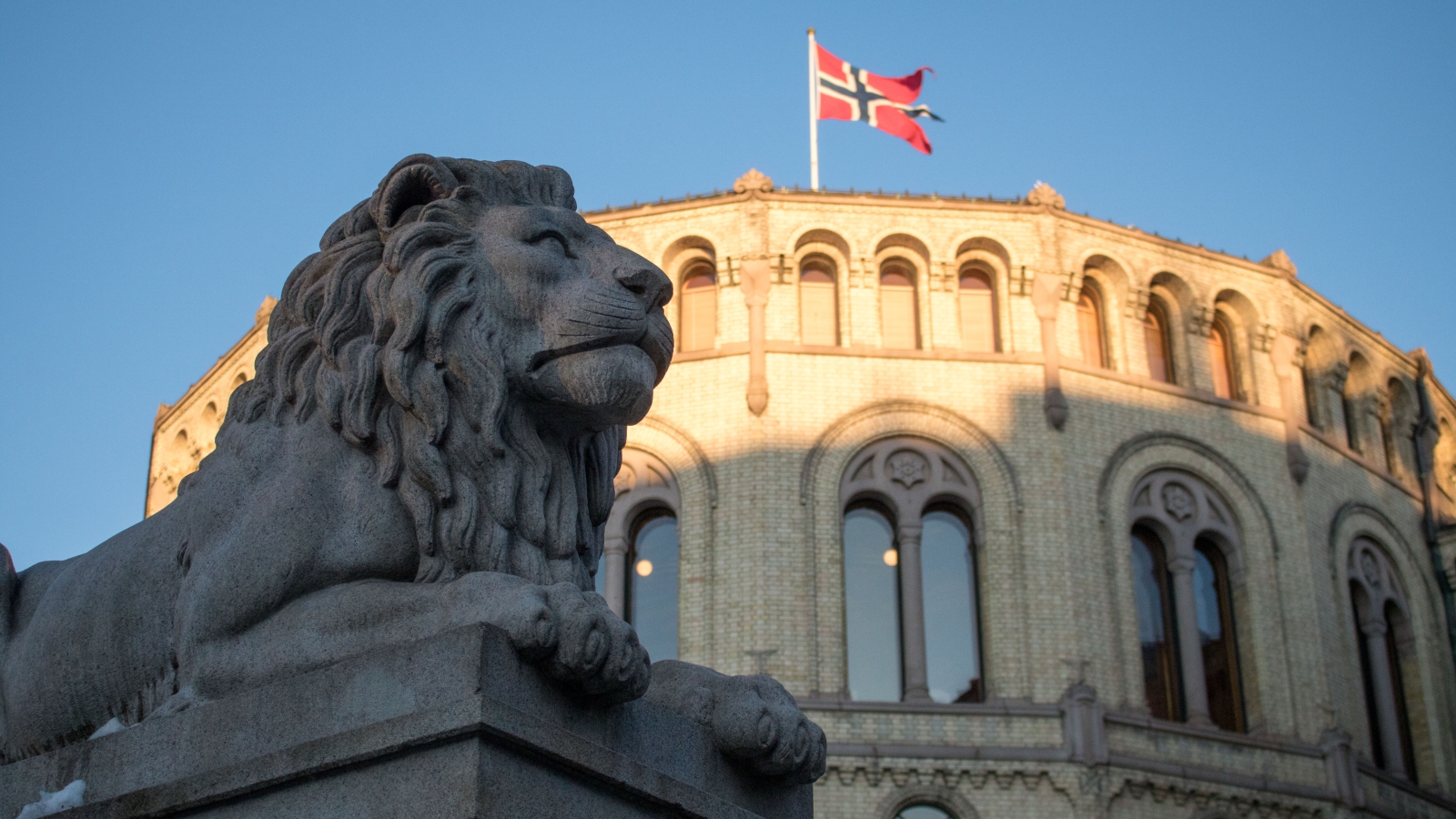 Løvestatue ved det norske Stortinget. 