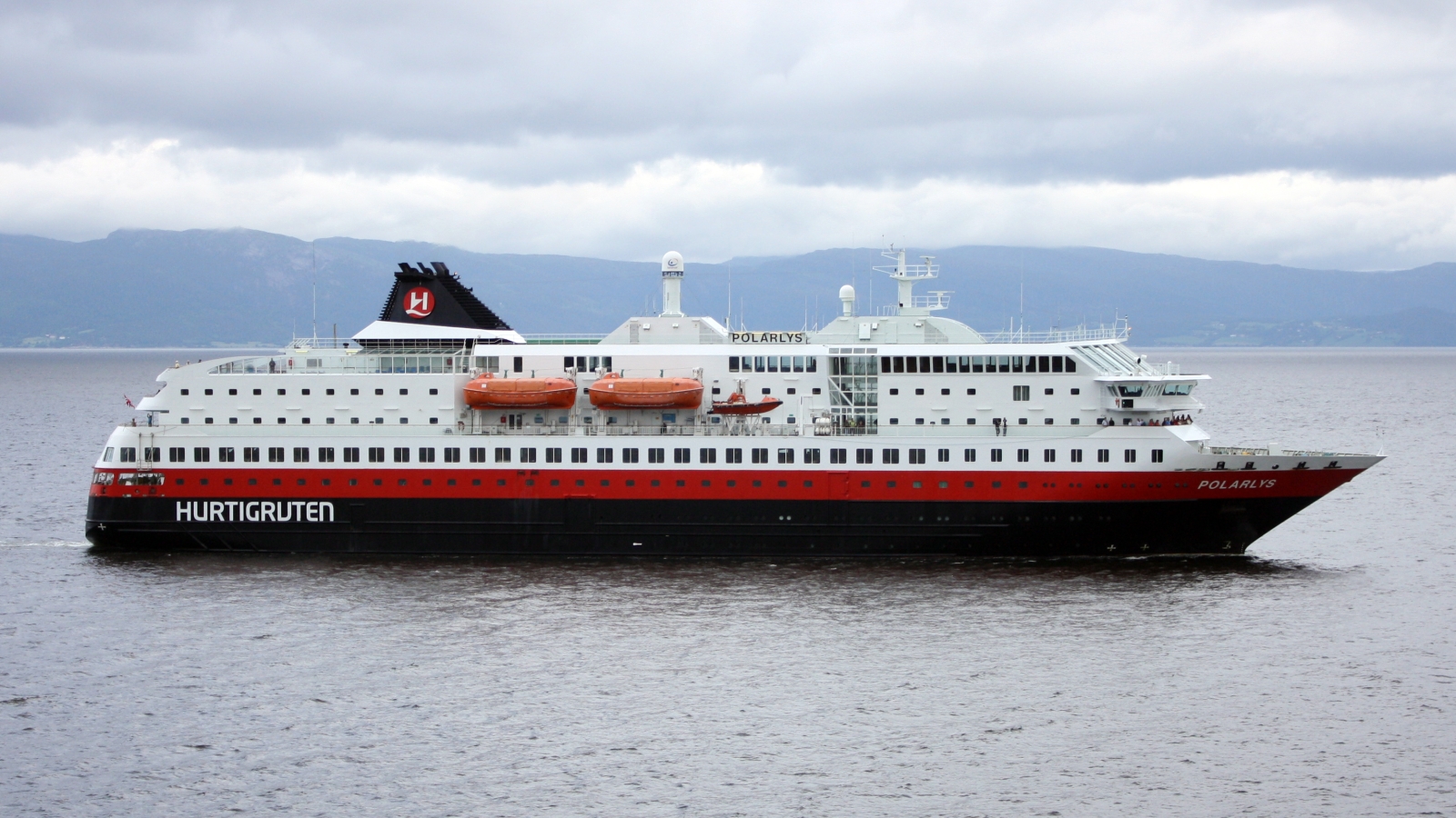 Hurtigruten Polarlys på vei inn til Trondheim havn. (Foto: Wikimedia Commons.)
