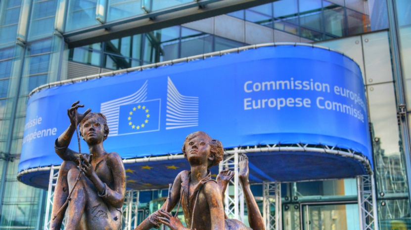 På begge sider av bordet