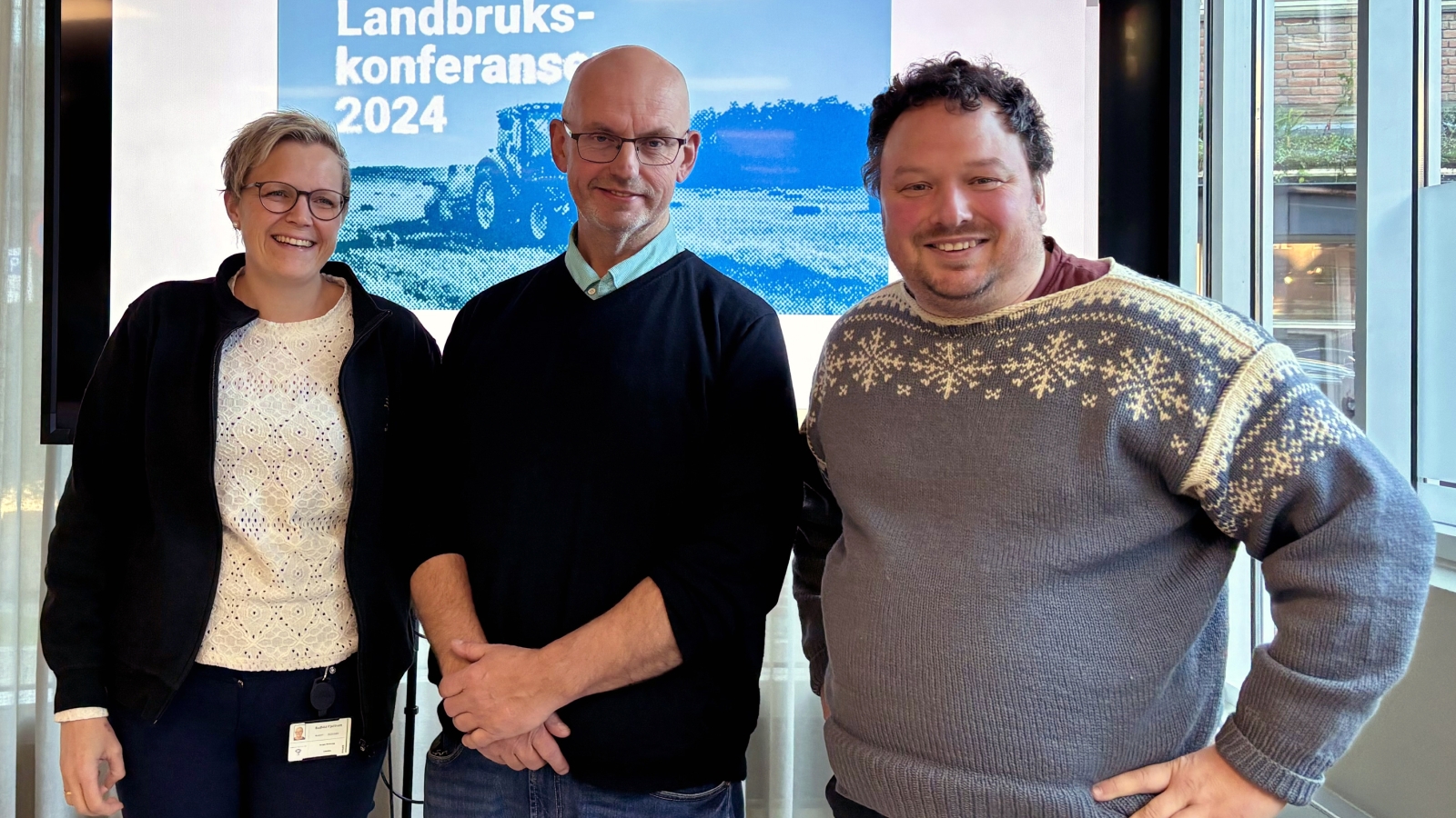 Bodhild Fjelltveit (nestleder i Bondelaget), Kjell Erik Brandstadmoen (leder av Nei til EUs landbrukspolitiske utvalg) og Tor Jacob Solberg (leder i Bonde- og småbrukarlaget) på landbrukskonferansen 1. november. (Foto: Eivind Formoe / Nei til EU.)