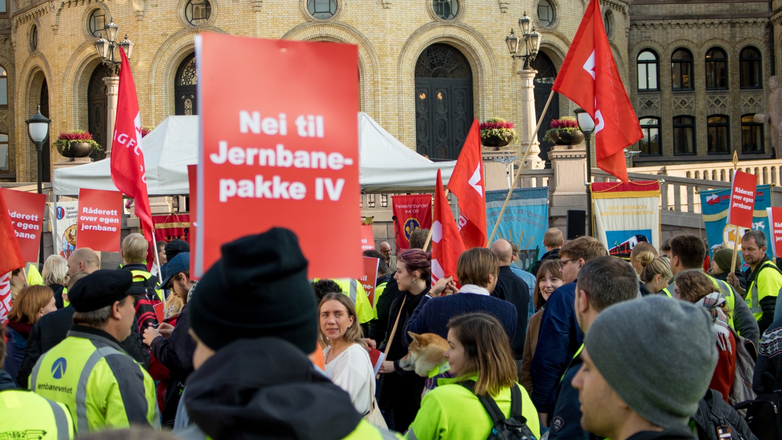 Eidsvolls plass foran Stortinget ble godt fylt opp da jernbanefolk, fagforeninger, politiske partier, togvenner og Nei til EU markerte motstand mot Jernbanepakke 4 i oktober 2018.