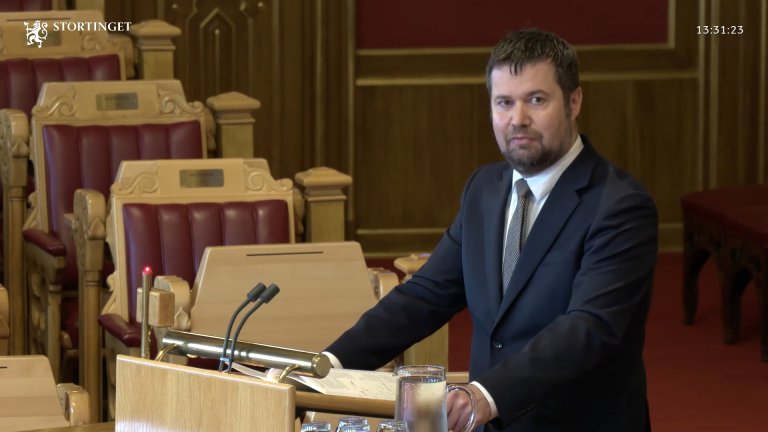 Geir Pollestad (Sp) på Stortingets talerstol.