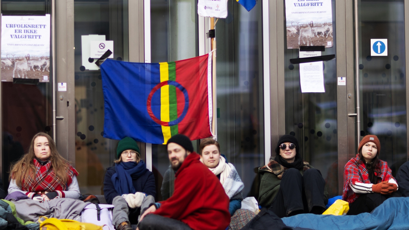 Aktivister foran departementskontorer i Oslo sentrum. 