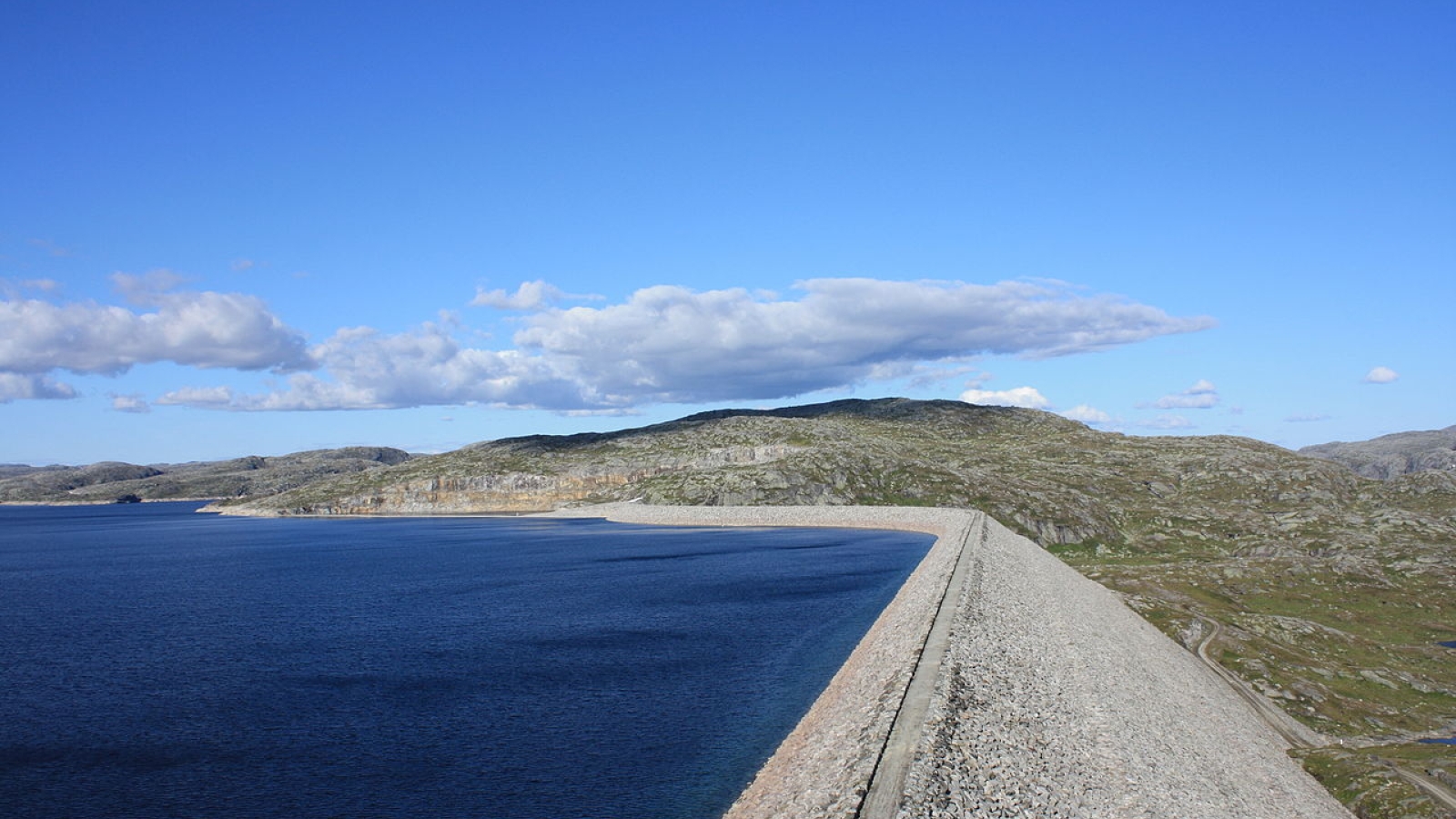 Storvassdammen og Blåsjø. Foto: Martin NH, Wikimedia Commons.