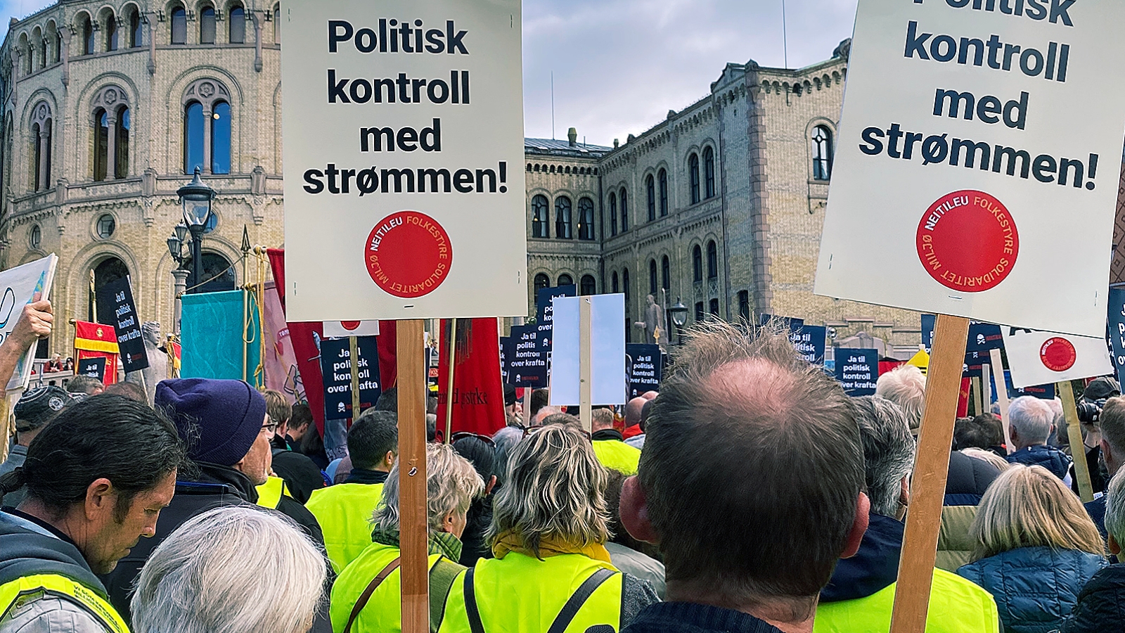 Kontroll over vannkrafta. Bilde fra Industriaksjonens demonstrasjon utenfor Stortinget 19. september.