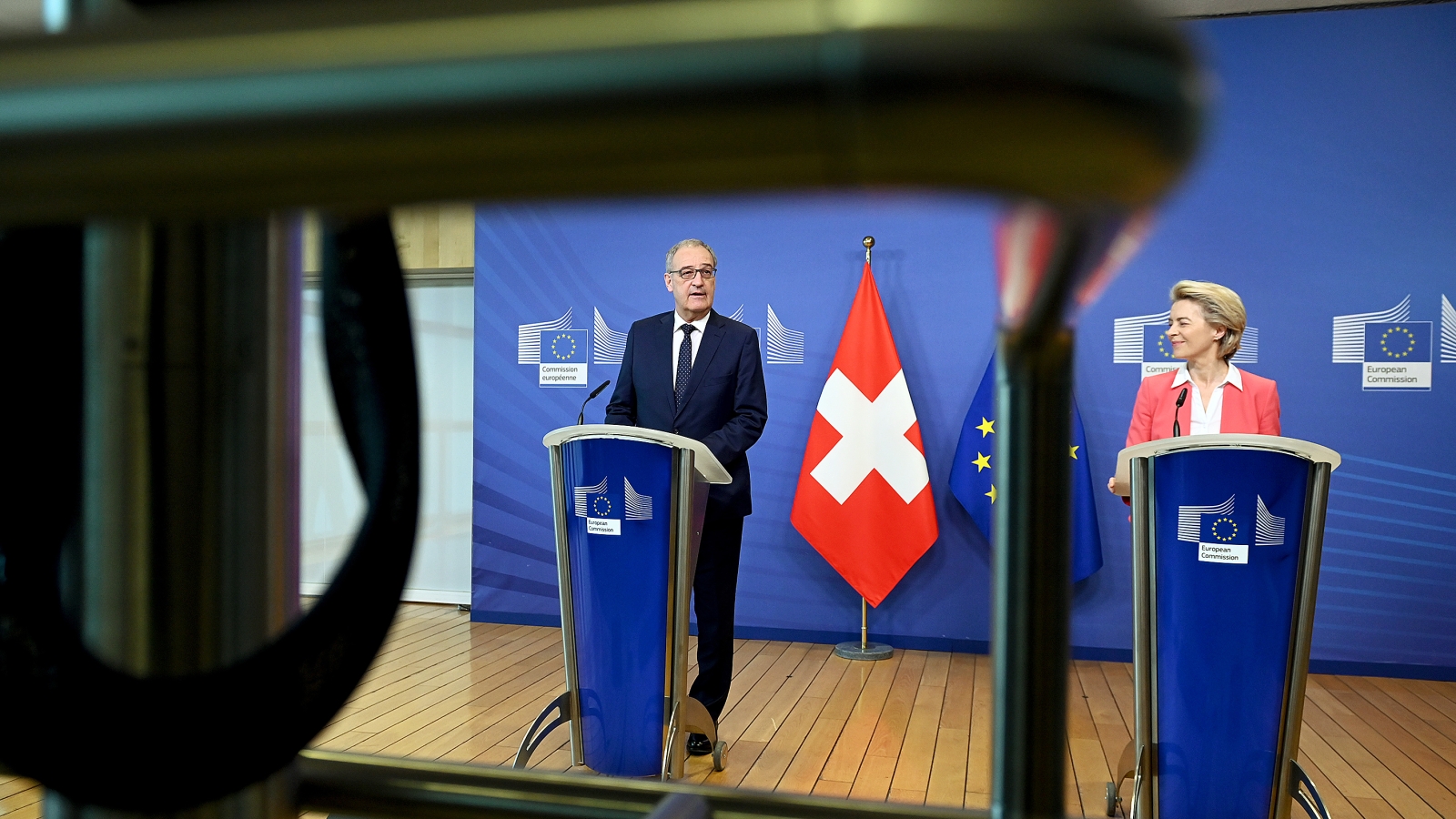 Forhandlinger med EU. I 2021 forhandlet Sveits med EU om en EØS-lignende rammeavtale. Bildet viser den daværende sveitiske presidenten Guy Parmelin sammen med EU-kommisjonens president Ursula von der Leyen, kort tid før forhandlingene ble brutt. 