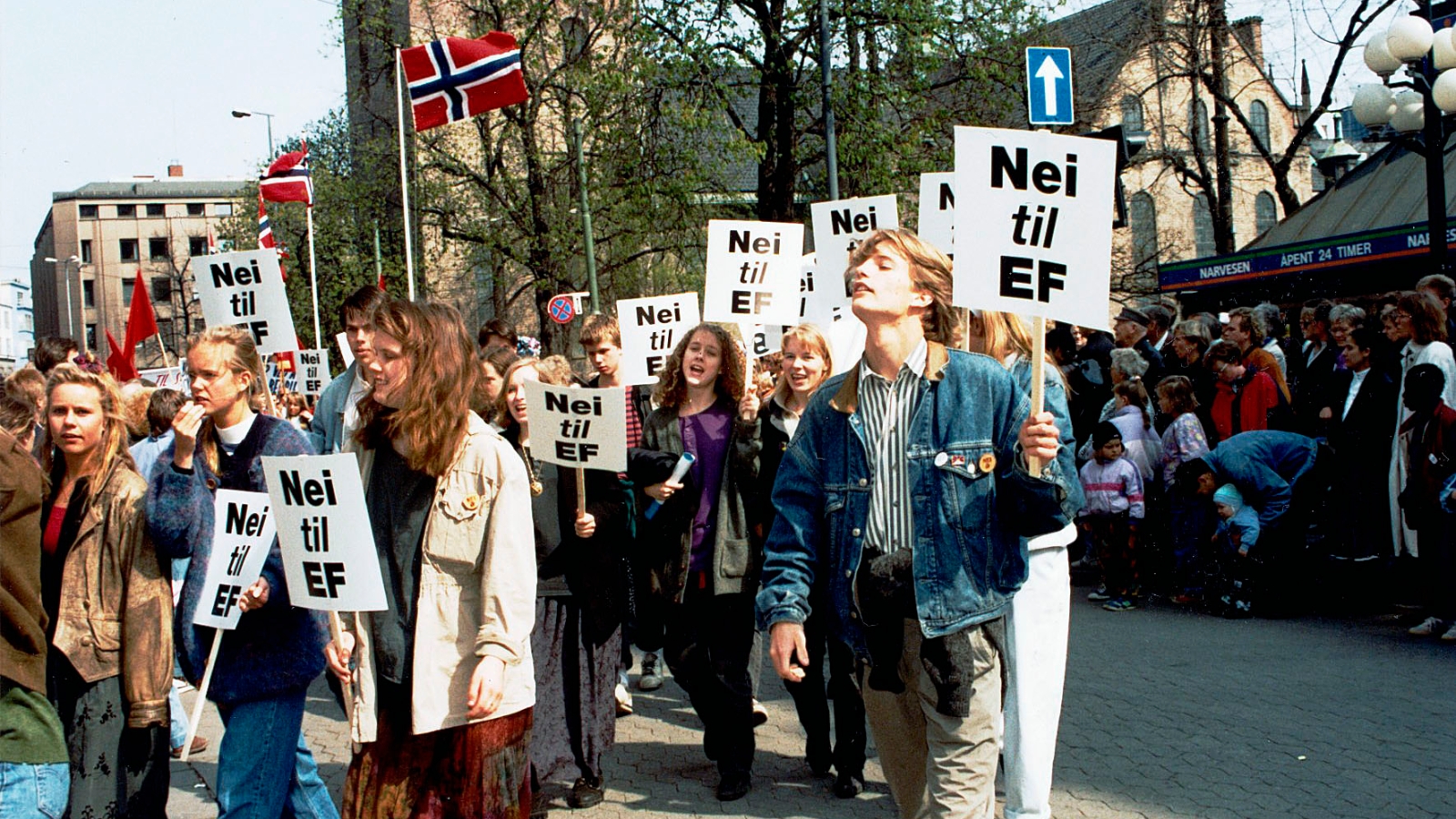 Ungdommen må stemme nei for at det skal bli flertall mot EU i en ny folkeavstemning, som i 1994. Bildet viser Ungdom mot EU i 1. mai-toget i Oslo i 1993.