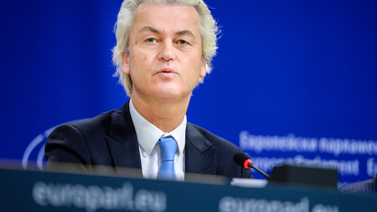 Geert Wilders holder pressekonferanse i EU-parlamentet i 2015. 
