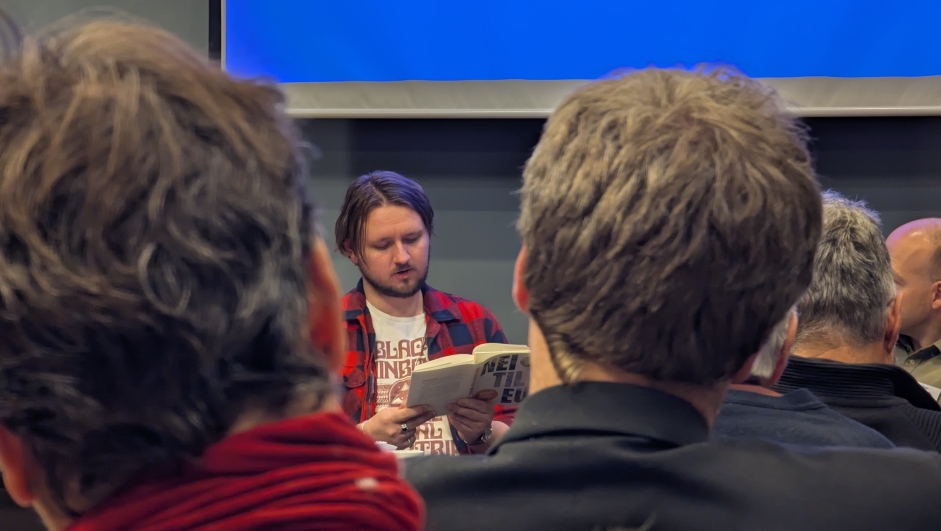 Freddy André Øvstegård leser fra sin bok «Nei til EU – argumenter for en ny generasjon» under bokbadet under Nei til EUs landsmøte. 
