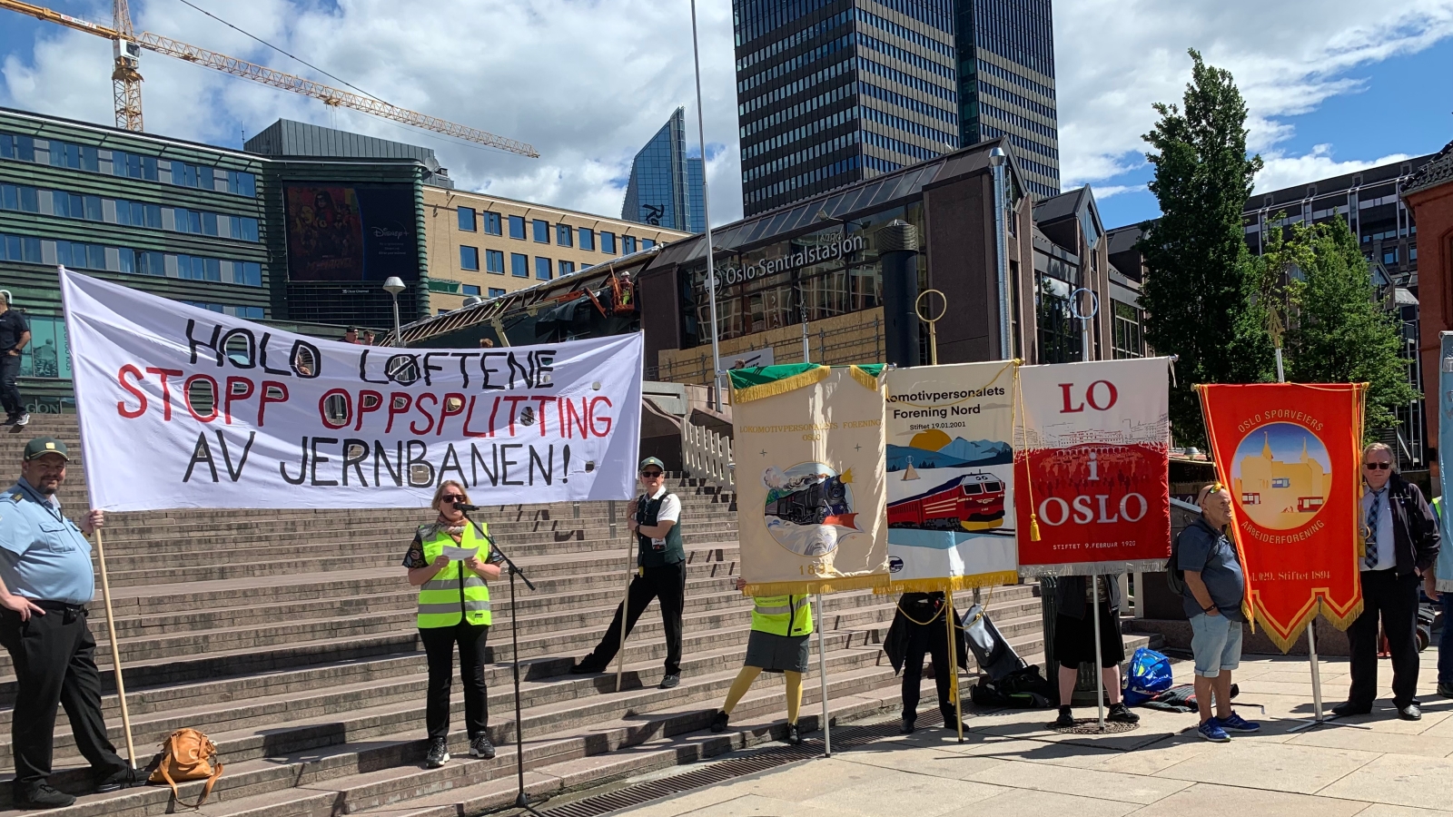 Politisk streik mot oppsplitting av jernbanen 14. juni 2022. Jernbanetorget, Oslo. Ingunn Gjerstad, leder av LO i Oslo, holder appell. Foto: JRS | Nei til EU