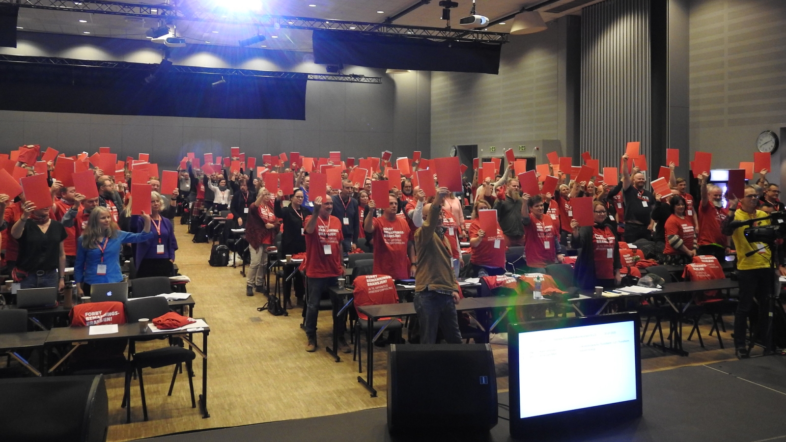 Deltakerne på Trondheimskonferansen tok på t-skjorter med budskapet «Forby Bemanningsbransjen – ja til offentlig arbeidsformidling».