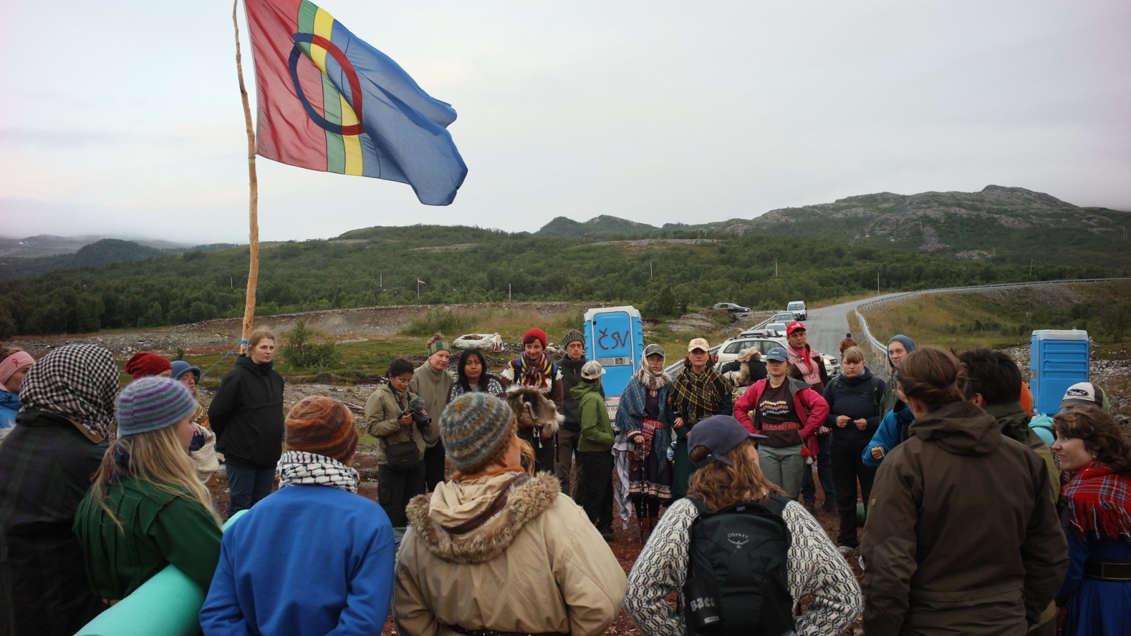 Protester mot Nussir-gruva ved Repparfjorden 30. juli 2025. (Foto: Rasmus Berg / Natur og Ungdom.)