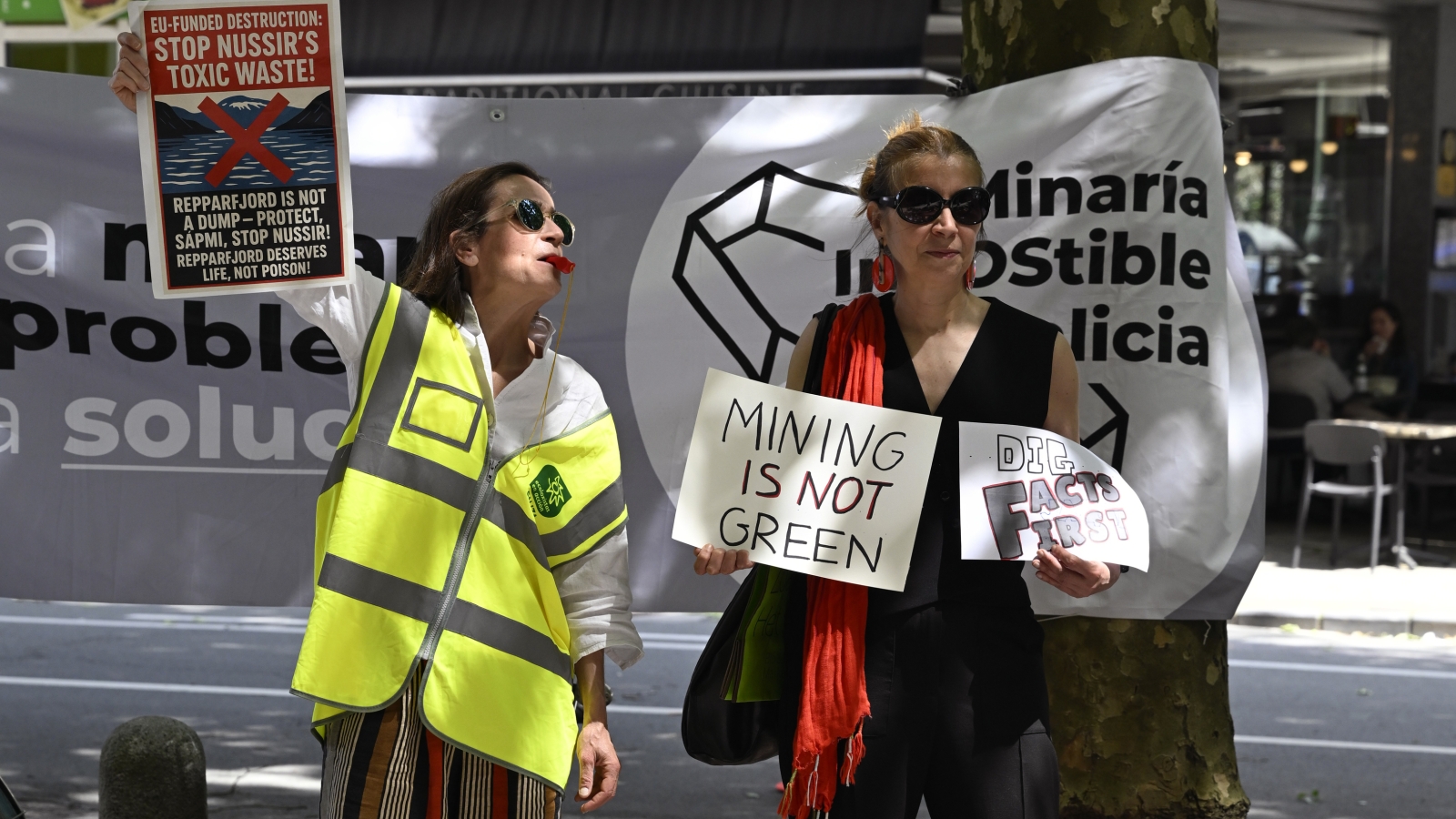 Europeiske miljøorganisasjoner protesterer ved EU-kommisjonen i Brussel 12. juni mot flere av EUs «strategiske prosjekter», herunder Nussir. (Fotograf: A. Budimann/EEB.) 